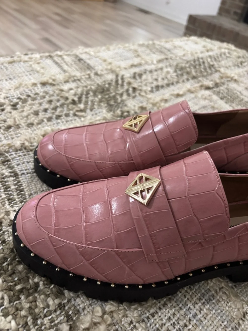 Antonio Melani Pink Croc-Embossed Arrllo Lug Sole Loafers with Gold Accent Sz 9‎